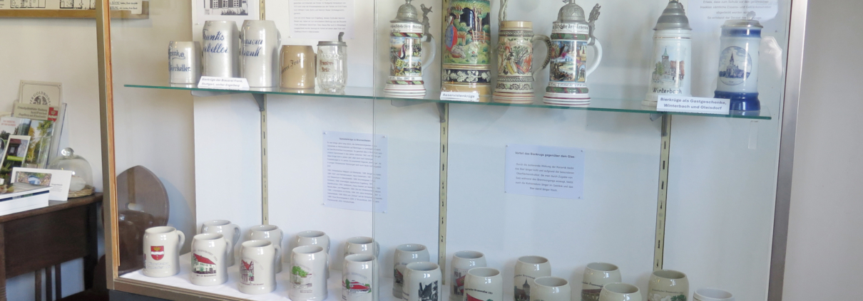 Vitrine mit allen Bierkrügen