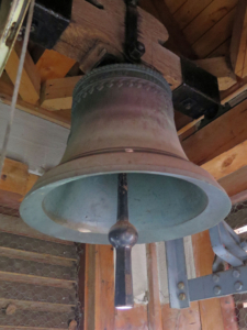 Die Glocke auf dem ehemaligen „Schul- und Rathaus“ in Manolzweiler