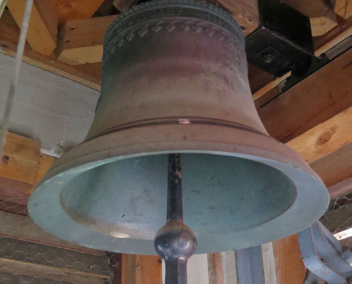 Die Glocke auf dem ehemaligen „Schul- und Rathaus“ in Manolzweiler
