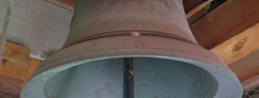 Die Glocke auf dem ehemaligen „Schul- und Rathaus“ in Manolzweiler