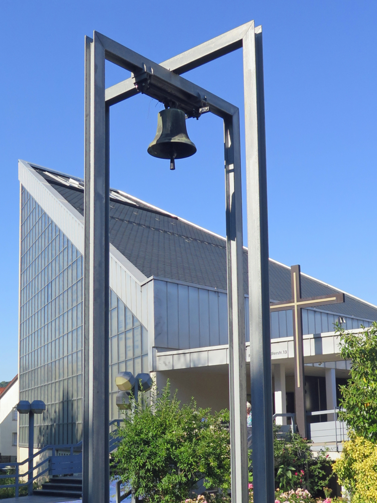 Glocke vor der katholischen Kirche Mariä Himmelfahrt in Winterbach